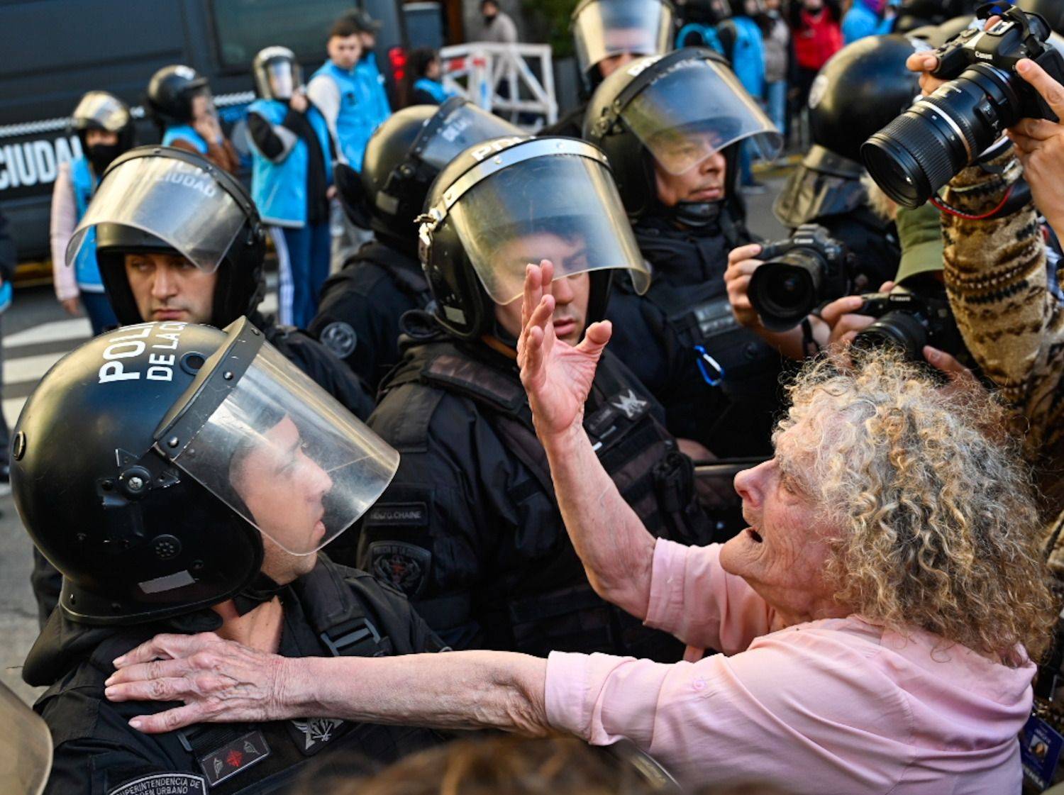 El aumento que Milei le dará a los jubilados en febrero: 2 kilos de pan o 3 mantecas | Crisis económica