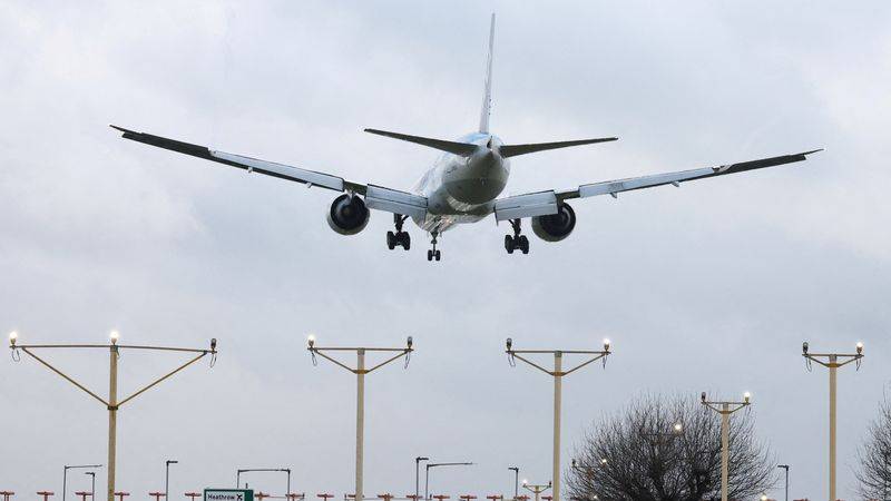 El aeropuerto de Heathrow sufre más cancelaciones de vuelos tras un fallo en el tráfico aéreo