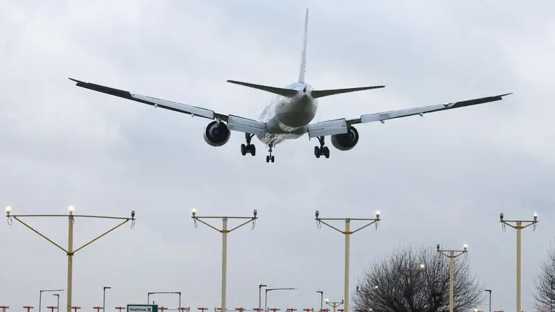 El aeropuerto de Heathrow sufre más cancelaciones de vuelos tras un fallo en el tráfico aéreo