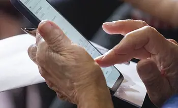 El ajuste encubierto: no saber usar una app puede dejarte sin jubilación o sin remedios | Jubilados