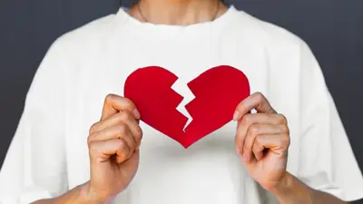 Persona con el corazón roto. Persona con el corazón roto.