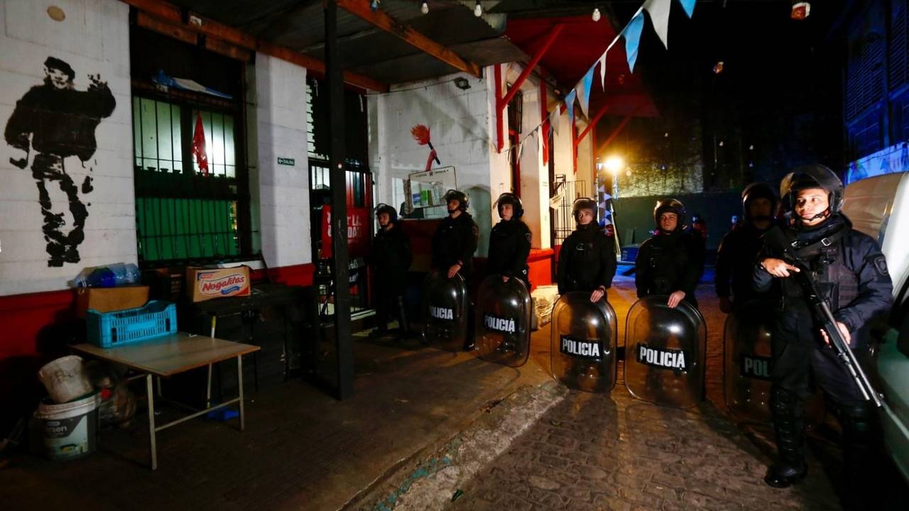 El Gobierno de la Ciudad desalojó un predio y se cruzó con Grabois