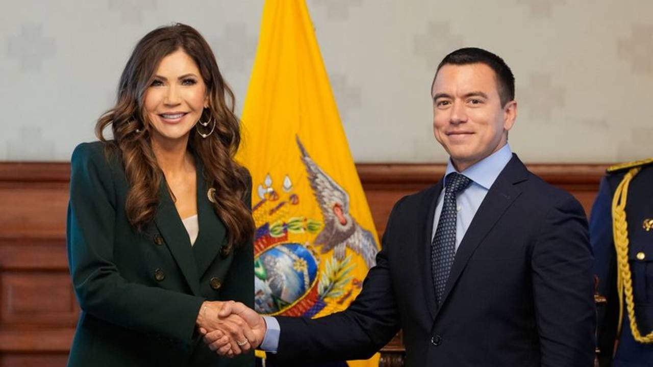 Ecuador considera restringir visas a 45 países para reducir la migración a EEUU, dice Kristi Noem