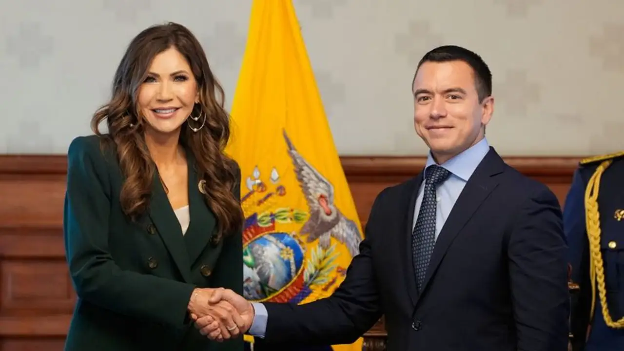 Ecuador considera restringir visas a 45 países para reducir la migración a EEUU, dice Kristi Noem