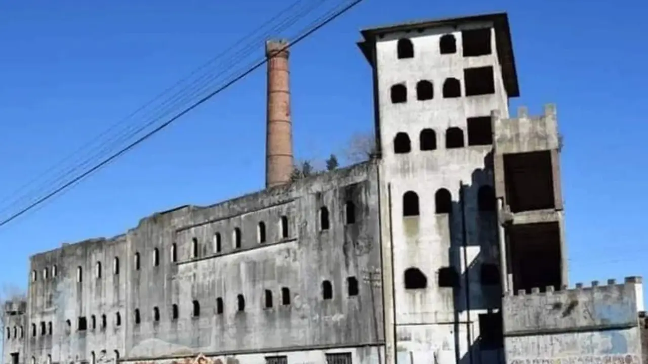 El castillo medieval de la Ruta 3 que surgió como fábrica de lácteos, fue una bailanta, una parrilla libre y ahora resiste para no ser vendido