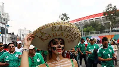 Dejando a un lado el fútbol y la política, aficionados de México y Ecuador mantienen rivalidad amistosa en el Mundial Dejando a un lado el fútbol y la política, aficionados de México y Ecuador mantienen rivalidad amistosa en el Mundial
