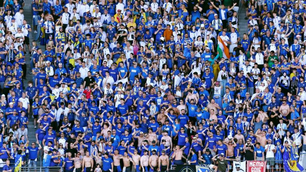 Los aficionados bosnios llevan la pasión del Mundial a un restaurante de California