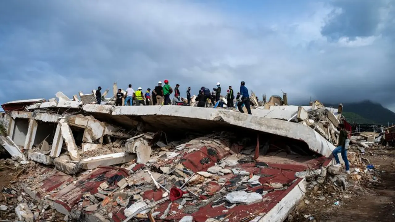 Tras terremotos, venezolanos lideran labores de rescate en medio de acusaciones de robo del Ejército