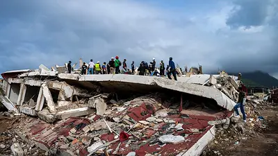 Tras terremotos, venezolanos lideran labores de rescate en medio de acusaciones de robo del Ejército Tras terremotos, venezolanos lideran labores de rescate en medio de acusaciones de robo del Ejército