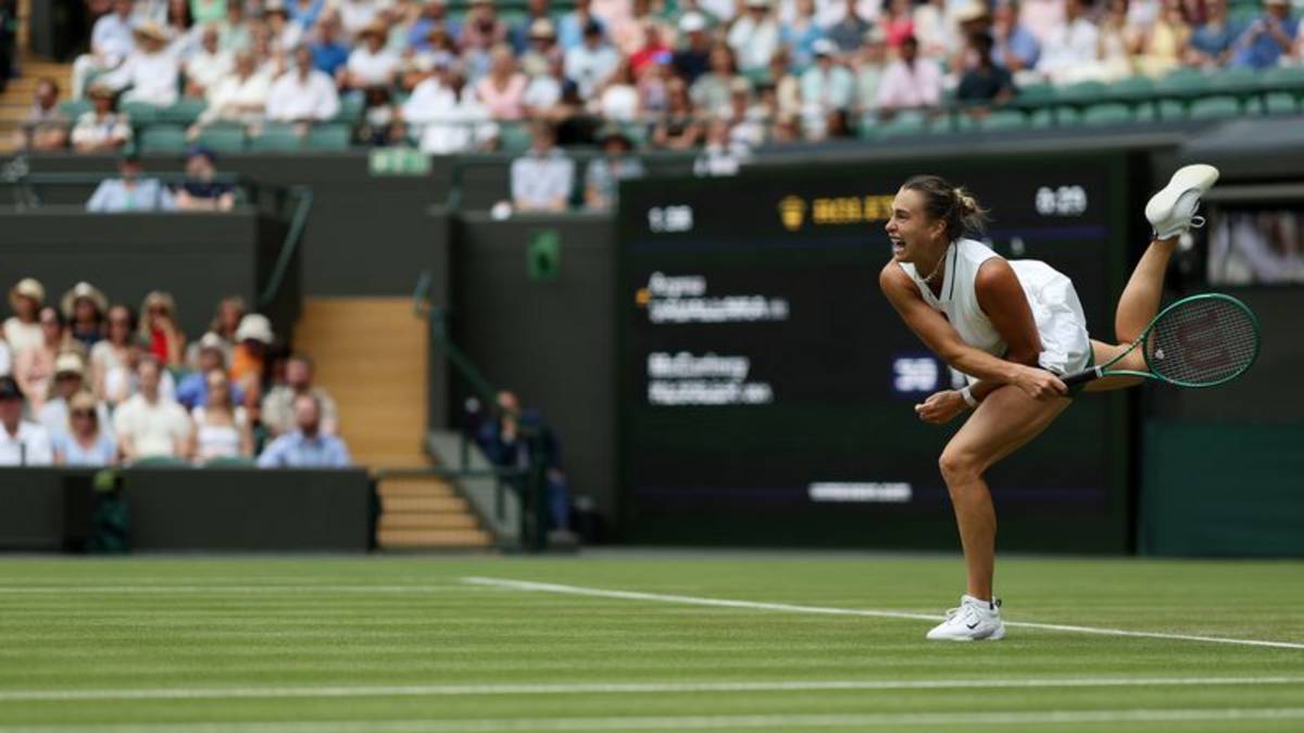 Sabalenka recurre a su instinto de supervivencia y avanza en Wimbledon; Osaka también gana