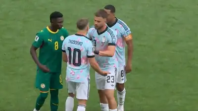 Escándalo: dos jugadores de Bélgica casi se van a las manos en pleno partido del Mundial Escándalo: dos jugadores de Bélgica casi se van a las manos en pleno partido del Mundial