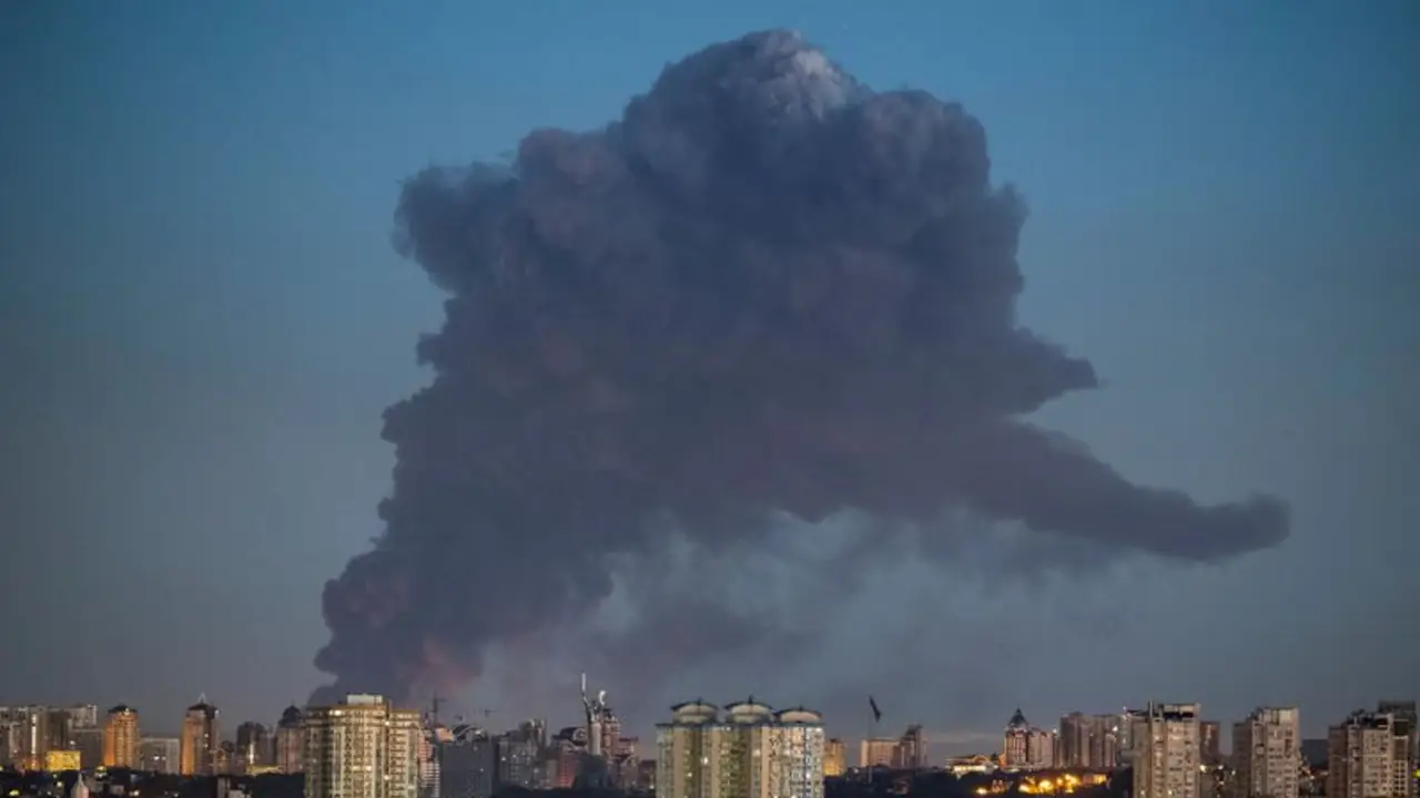 Ataques aéreos rusos dejan ocho muertos y decenas de heridos en Kiev