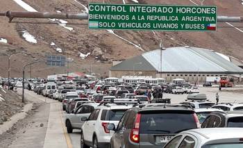 Exportación de la crisis: la motosierra llegó a Chile y los viajes cayeron un 50% | Crisis económica