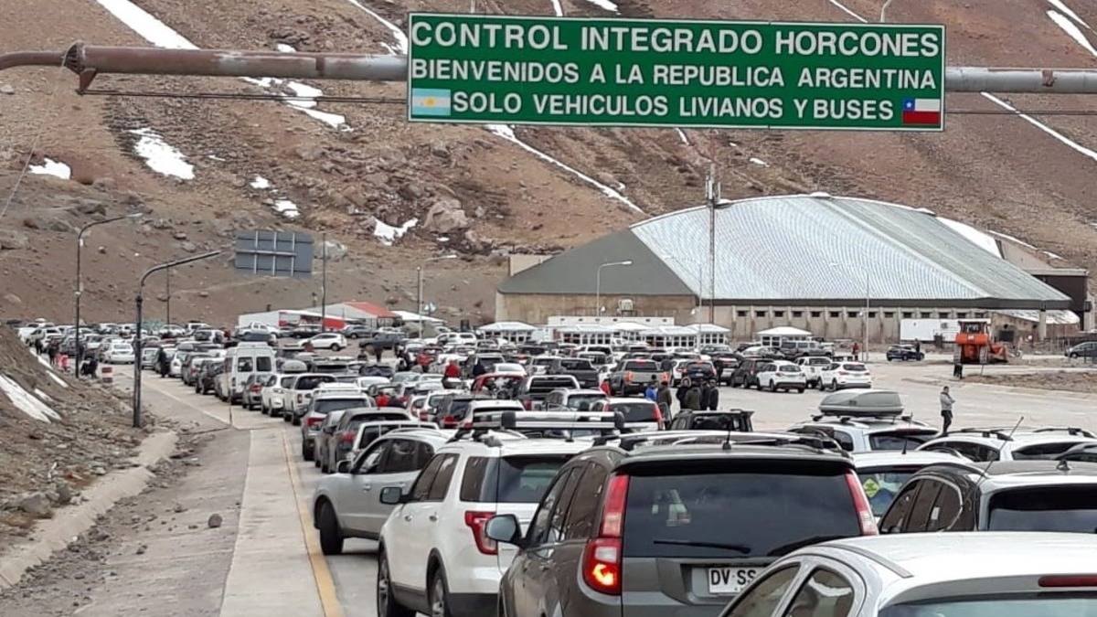 Exportación de la crisis: la motosierra llegó a Chile y los viajes de argentinos cayeron un 50%