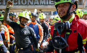 Guardia de seguridad es rescatado de los escombros una semana después de los terremotos en Venezuela | Terremotos