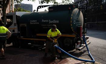 Barcelona introduce pulseras de control de la temperatura para sus trabajadores al aire libre | España