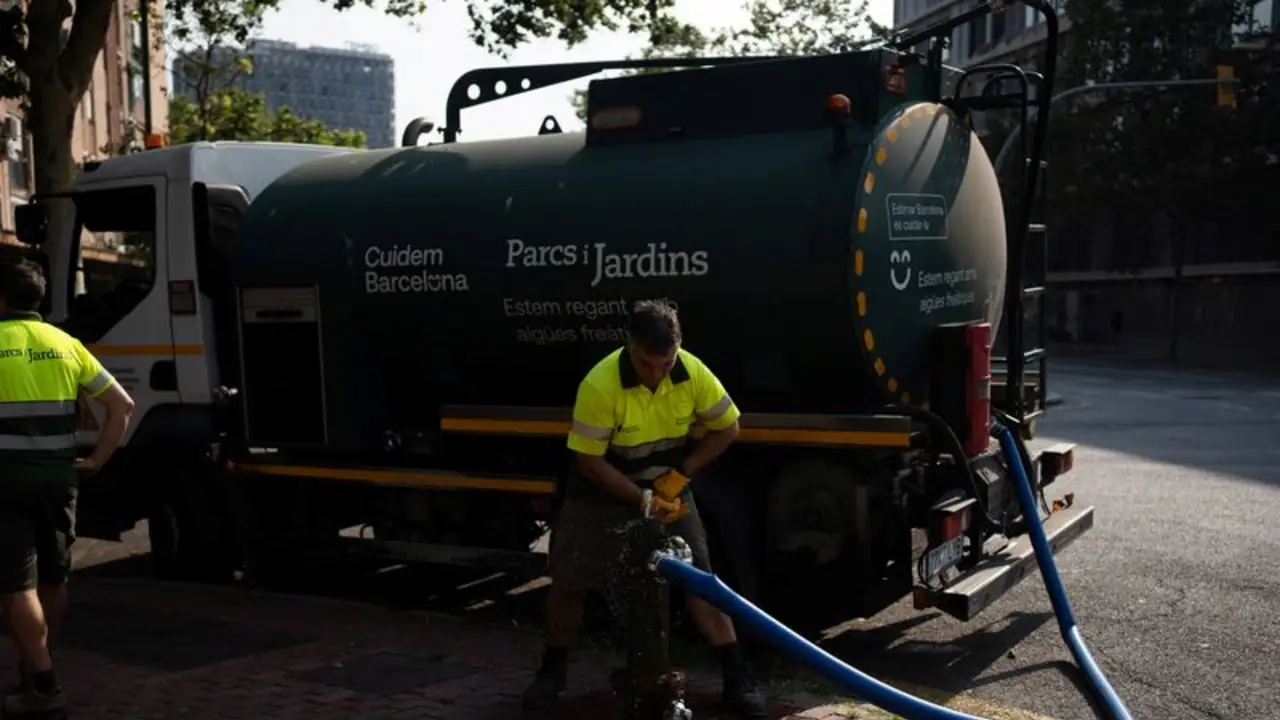 Barcelona introduce pulseras de control de la temperatura para sus trabajadores al aire libre
