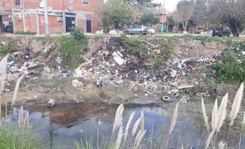 Contaminación del arroyo Ludueña: denuncian el vuelco sistemático de residuos peligrosos | Daño ambiental