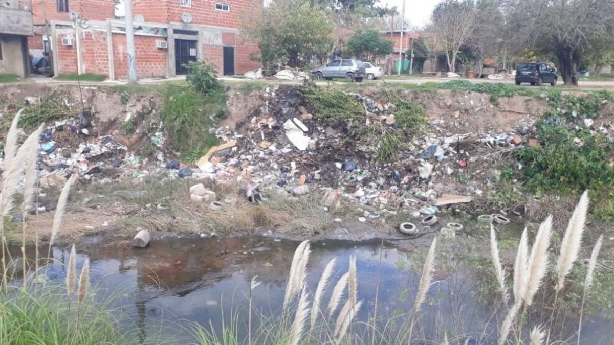 Contaminación del arroyo Ludueña en Rosario: denuncian penalmente el vuelco sistemático de residuos peligrosos