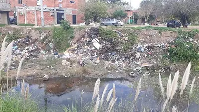 Contaminación del arroyo Ludueña en Rosario: denuncian penalmente el vuelco sistemático de residuos peligrosos Contaminación del arroyo Ludueña en Rosario: denuncian penalmente el vuelco sistemático de residuos peligrosos