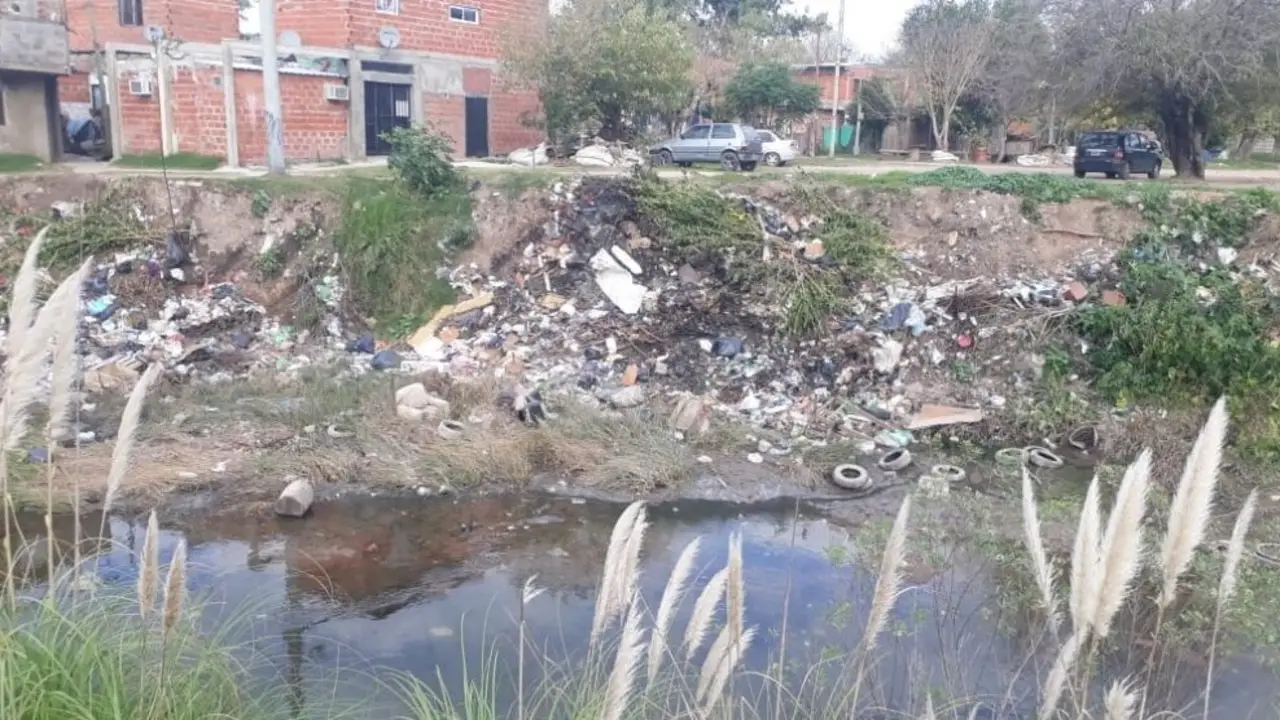 Contaminación del arroyo Ludueña en Rosario: denuncian penalmente el vuelco sistemático de residuos peligrosos