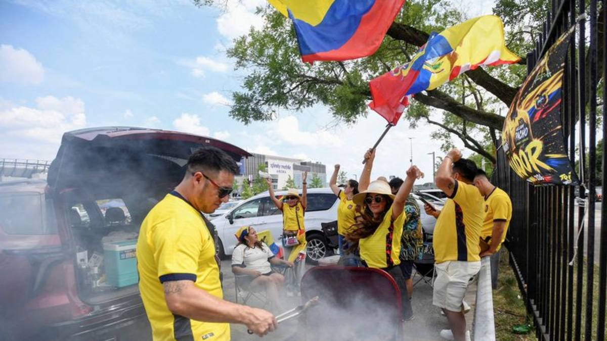 Los aficionados mantienen vivo el espíritu del Mundial bajo el calor extremo de Filadelfia