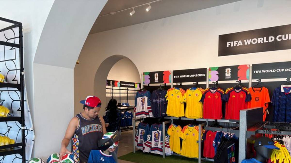 Desde camisetas hasta llaveros: aficionados acuden en masa en busca de recuerdos del Mundial