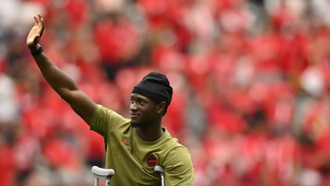 Canadiense Kone sigue con la selección dando su apoyo pese a fractura en Mundial