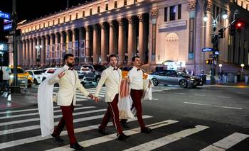 Una Nueva York sofocada se prepara para la celebración de Taylor Swift y Travis Kelce | Gente