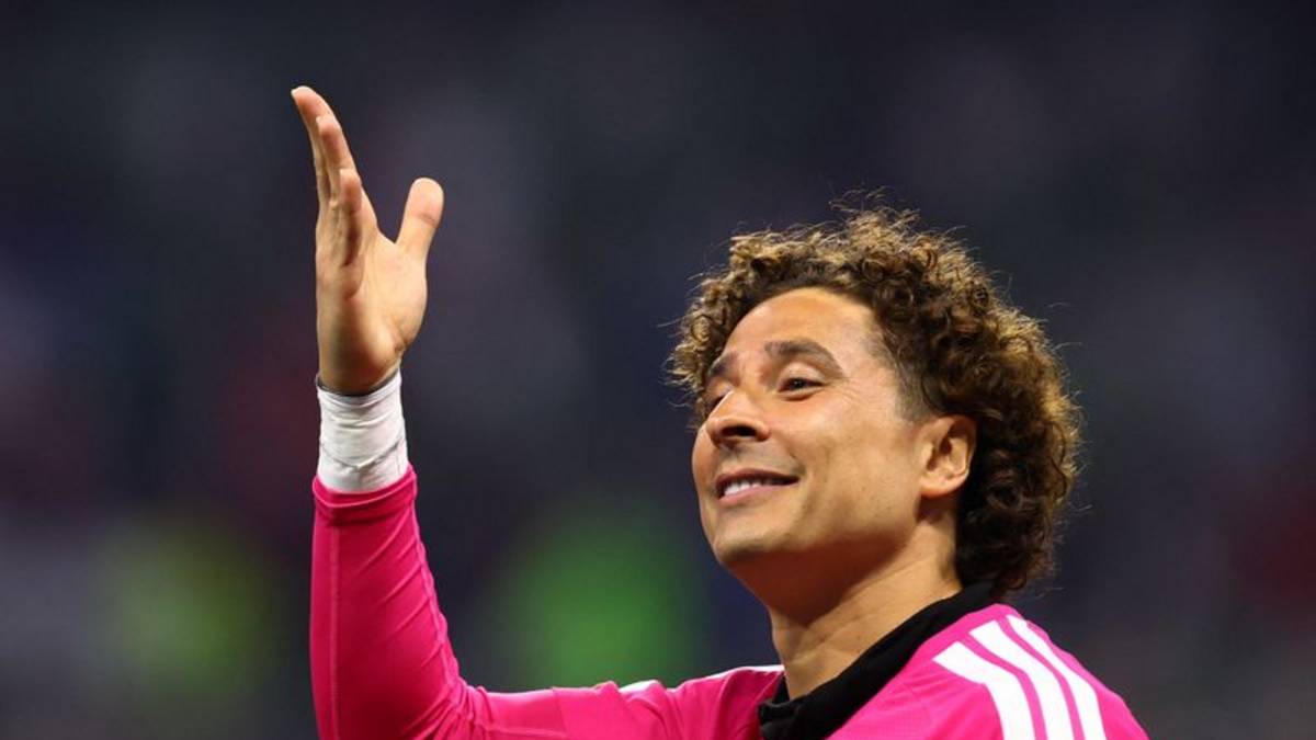 Los dobles de "Memo" Ochoa -y un pastor inglés- compiten por pizza gratis en Ciudad de México