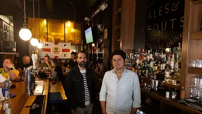 Dos banderas, un bar: un pub de Ciudad de México se prepara para el enfrentamiento en el Azteca Dos banderas, un bar: un pub de Ciudad de México se prepara para el enfrentamiento en el Azteca