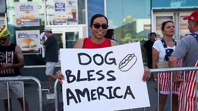 Campeón Joey Chestnut defiende su título, pero dice que calor impide comer más perritos calientes Campeón Joey Chestnut defiende su título, pero dice que calor impide comer más perritos calientes