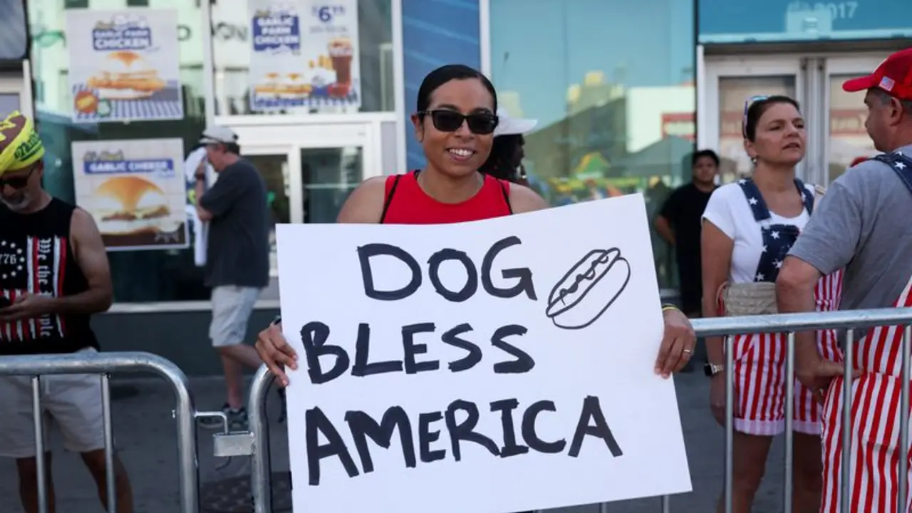 Campeón Joey Chestnut defiende su título, pero dice que calor impide comer más perritos calientes