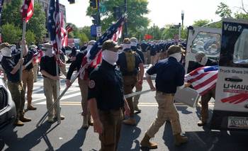 Supremacistas enmascarados marcharon con consignas neonazis | Día de la independencia en eeuu