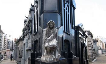 La leyenda de la dama de blanco del Cementerio de la Recoleta | Leyendas urbanas