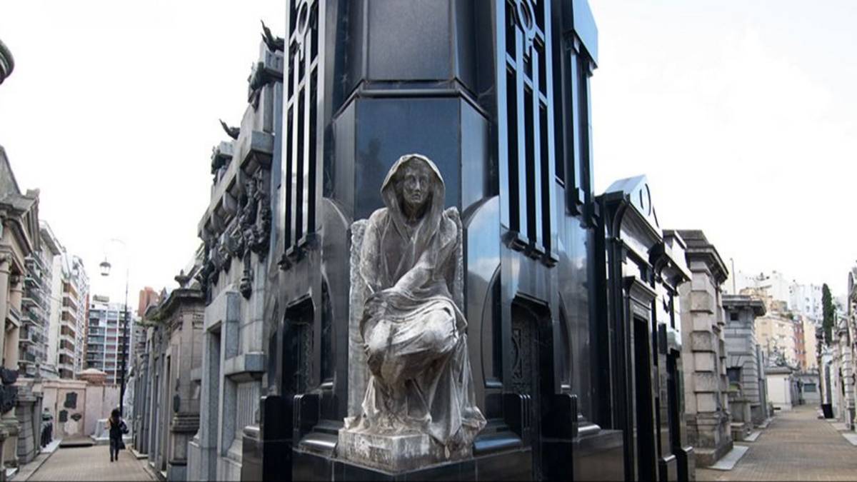 Besó a una joven frente al Cementerio de la Recoleta y descubrió una verdad imposible