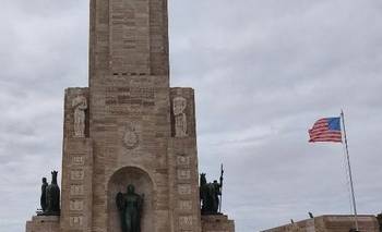 Enojo por una bandera de EE.UU. en el Monumento de Rosario | Estados unidos