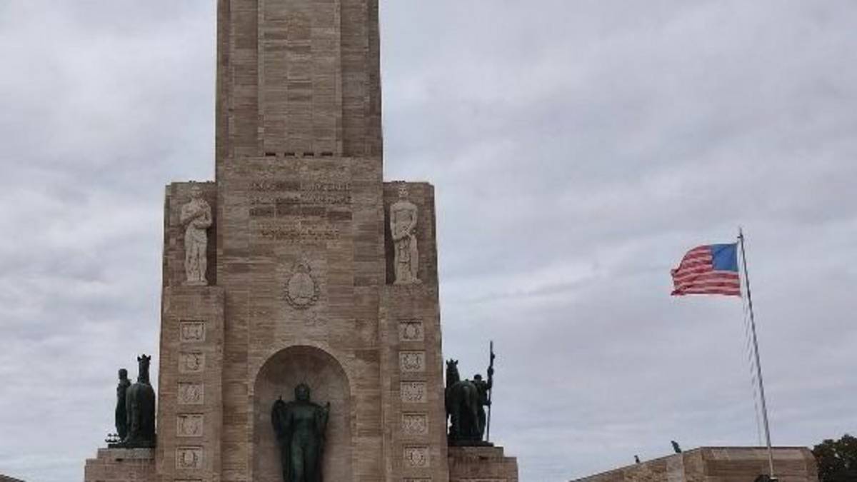 Enojo por una bandera de EE.UU. en el Monumento de Rosario