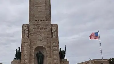 Enojo por una bandera de EE.UU. en el Monumento de Rosario Enojo por una bandera de EE.UU. en el Monumento de Rosario