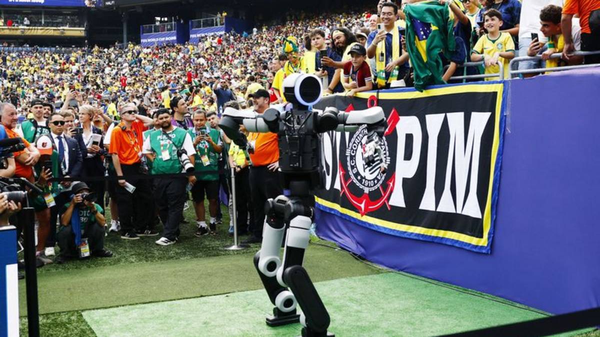 Atlas, el robot humanoide, entrega el balón oficial del partido en el Mundial