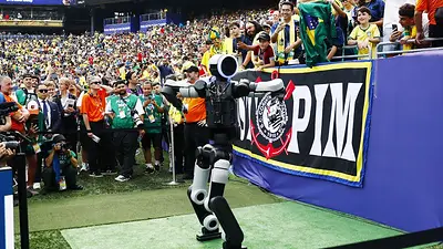 Atlas, el robot humanoide, entrega el balón oficial del partido en el Mundial Atlas, el robot humanoide, entrega el balón oficial del partido en el Mundial