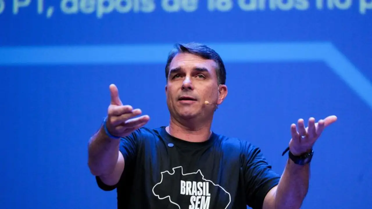 En carrera contra Lula, Flavio Bolsonaro presiona a Washington para que retrase aranceles a Brasil