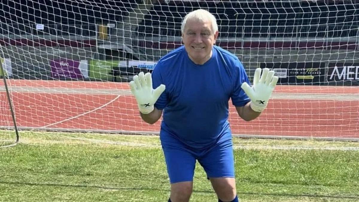 ¡Ridículo! Shilton posteó en el Azteca a 40 años de los goles de Maradona: "Nos robaron"