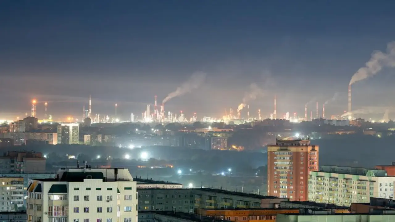 Drones ucranianos golpean mayor refinería rusa, en uno de los ataques más profundos hasta la fecha