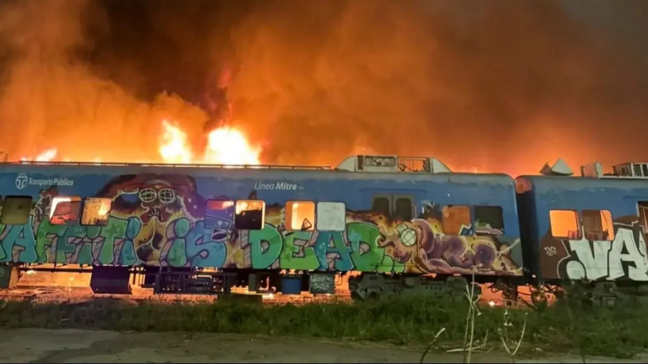 Un vagón abandonado de la línea Mitre se incendió en Colegiales: no hubo heridos