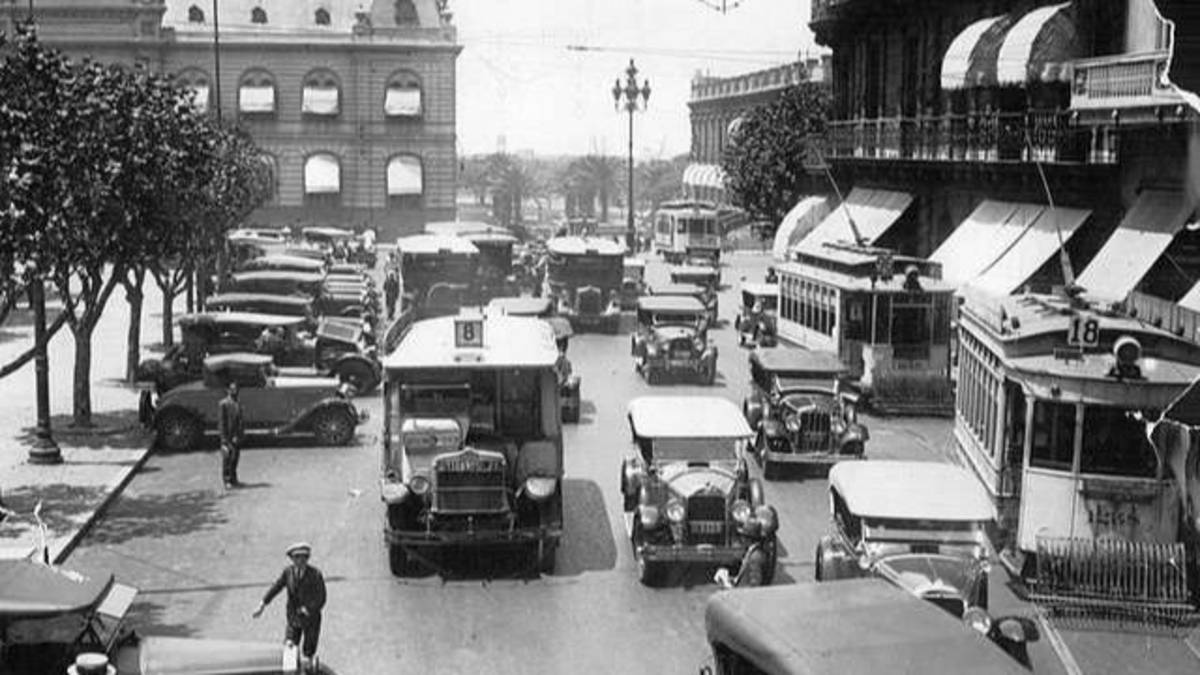 Es como recorrer las calles de un barrio porteño en 1930: la canción de Gardel llena de energía porteña nostálgica