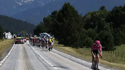 Ciclistas del Tour de Francia se preparan para la llegada de una ola de calor Ciclistas del Tour de Francia se preparan para la llegada de una ola de calor