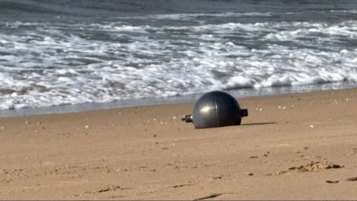 Qué son y por qué aparecieron unas misteriosas esferas metálicas en las playas de Australia