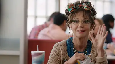 Mi nombre es Doris es una de las comedias románticas más originales de Netflix. Con Sally Field como protagonista, cuenta una historia de amor. Mi nombre es Doris es una de las comedias románticas más originales de Netflix. Con Sally Field como protagonista, cuenta una historia de amor.
