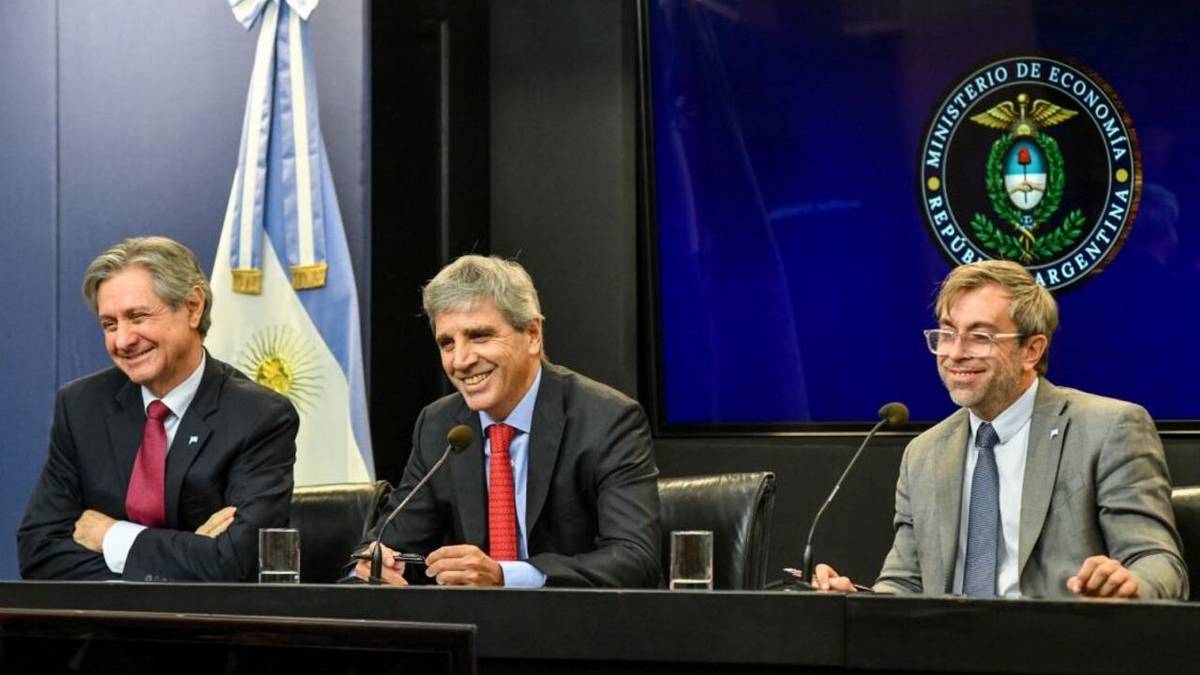 Caputo admite que no tiene dólares y acudirá al BCRA para pagar deuda